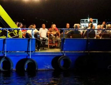 Κεφαλονιά: Μουσική βαρκαρόλα με καντάδες και βεγγαλικά μέσα στη θάλασσα (φωτο)